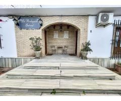 Vivienda rústica dividida en vivienda y negocio.