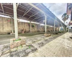 Vivienda rústica dividida en vivienda y negocio.