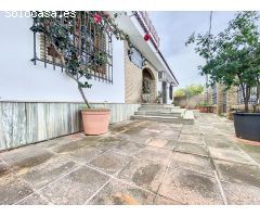 Vivienda rústica dividida en vivienda y negocio.