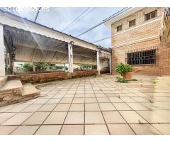Vivienda rústica dividida en vivienda y negocio.