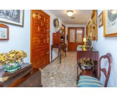 Espaciosa vivienda en pleno centro de Jerez con garaje.