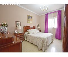 Casa amplia con dos viviendas independientes, garaje y local comercial.