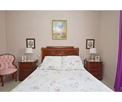Casa amplia con dos viviendas independientes, garaje y local comercial.