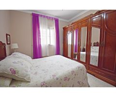Casa amplia con dos viviendas independientes, garaje y local comercial.