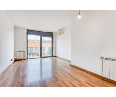 Dúplex semi-nou  amb terrassa, plaça daparcament i traster