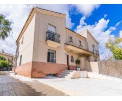 CASA PAREADA DE 4 DORMITORIOS Y SÓTANO EN CAMPO DE GOLF !