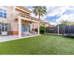 CASA PAREADA DE 4 DORMITORIOS Y SÓTANO EN CAMPO DE GOLF !