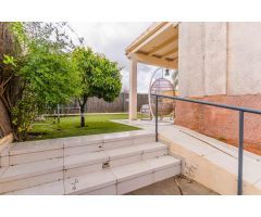 CASA PAREADA DE 4 DORMITORIOS Y SÓTANO EN CAMPO DE GOLF !