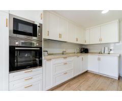 CASA PAREADA DE 4 DORMITORIOS Y SÓTANO EN CAMPO DE GOLF !