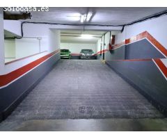 Plaza de garaje en plena Avenida junto a Comisaría.