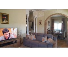 ¡Impresionante Villa de 4 Habitaciones con Piscina Privada, Jacuzzi y Sótano de 100m2 en Venta!