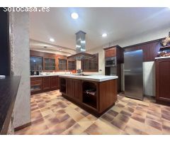 Mansion Rústica de 400m2 en Venta en Catral: Una Gran Propiedad Llena de Potencial