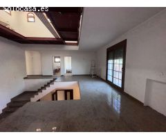 Mansion Rústica de 400m2 en Venta en Catral: Una Gran Propiedad Llena de Potencial