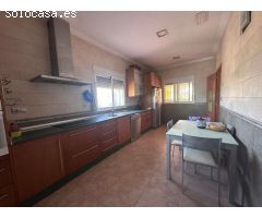 Elegancia Rústica: Amplia Casa Familiar en Catral