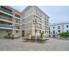 PISO DE 4 DORMITORIOS Y 2 BAÑOS EN EL CENTRO HISTORICO DE JEREZ. DISPONE DE PLAZA DE GARAJE