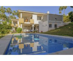 Villa independiente con vistas al mar en Elviria con tres apartamentos con acceso privado propio.