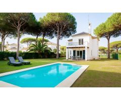 CHALET CON PISCINA Y VISTAS AL CAMPO DE GOLF