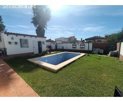 Chalet URBANO de 5 dormitorios y piscina en Los Gallos