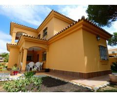 Chalet de dos plantas cerca del mar.
