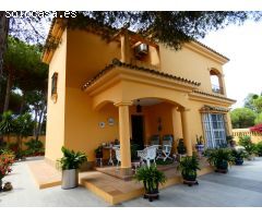 Chalet de dos plantas cerca del mar.