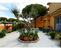 Chalet de dos plantas cerca del mar.