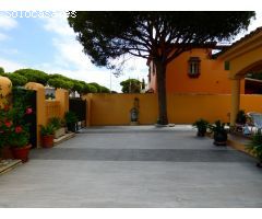 Chalet de dos plantas cerca del mar.