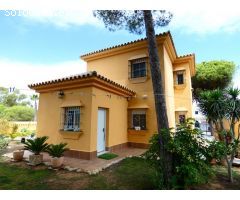 Chalet de dos plantas cerca del mar.