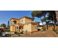 Chalet de dos plantas cerca del mar.