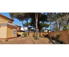 Chalet de dos plantas cerca del mar.