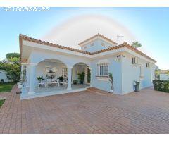 ENCANTADOR CHALET INDEPENDIENTE CERCA DE LA PLAYA DE LA BARROSA