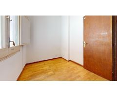 Se vende piso en Castelldefels (Barcelona).