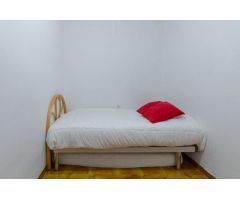 Se vende piso ubicado en Cornellà de Llobregat (Barcelona).