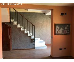 NO SE PUEDE VISITAR - ADOSADO CON OCUPAS - SE VENDE OCUPADO...!!