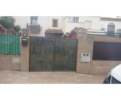 NO SE PUEDE VISITAR - ADOSADO CON OCUPAS - SE VENDE OCUPADO...!!