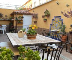 Magnífica casa pareada en esquina, ubicada a tan solo 10 minutos del centro de Sevilla.