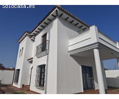 Chalet independiente en urbanización cerrada en Avenida de la Libertad!