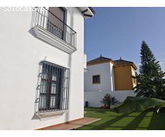 Chalet independiente en urbanización cerrada en Avenida de la Libertad!