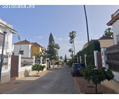 Chalet independiente en urbanización cerrada en Avenida de la Libertad!