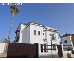 Chalet independiente en urbanización cerrada en Avenida de la Libertad!