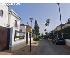 Chalet independiente en urbanización cerrada en Avenida de la Libertad!