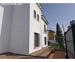 Chalet independiente en urbanización cerrada en Avenida de la Libertad!