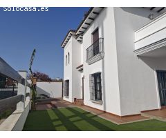 Chalet independiente en urbanización cerrada en Avenida de la Libertad!