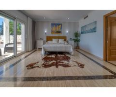 VENTA VILLA INDEPENDIENTE Y APARTAMENTO EN URB VALTOCADO MIJAS