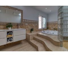 VENTA VILLA INDEPENDIENTE Y APARTAMENTO EN URB VALTOCADO MIJAS