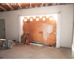LOCAL COMERCIAL DE REFORMA RECIENTE CON SALIDA A DOS CALLES
