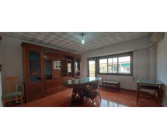 Piso a la venta en Benimamet, 5hab, 1 baño, 1 aseo, balcón.