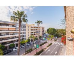 Calle Sevilla amplia vivienda de 4 dormitorios, 3 baños con plaza de garaje.