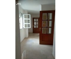 Calle Sevilla amplia vivienda de 4 dormitorios, 3 baños con plaza de garaje.