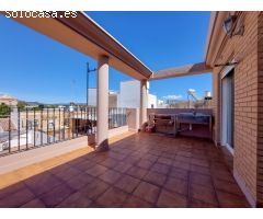 Amplia casa independiente con terraza y excelente ubicación en el Puerto de Sagunto.