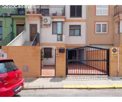 Descubre la vida en Torres Torres: Adosado en venta con todas las comodidades